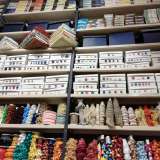 Anche qui le vetrine colorate e appariscenti danno l�idea di una maggiore variet� dei prodotti esposti...